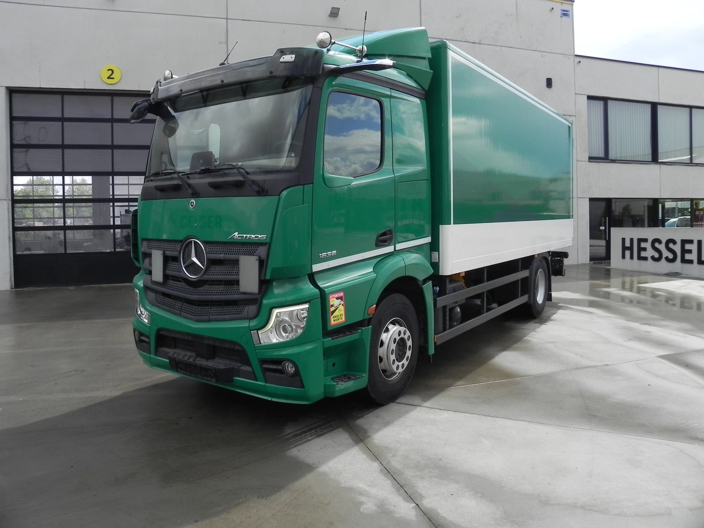 MERCEDES-BENZ ACTROS 1836 – FOURGON 18T AVEC HAYON ÉLÉVATEUR BAR 2T