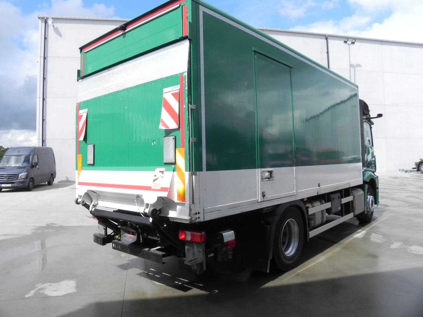 MERCEDES-BENZ ACTROS 1836 – FOURGON 18T AVEC HAYON ÉLÉVATEUR BAR 2T – Image 2